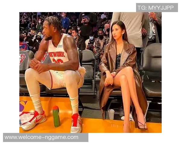 足球明星女友性感造型引发热议网友热情讨论时尚与运动的完美结合
